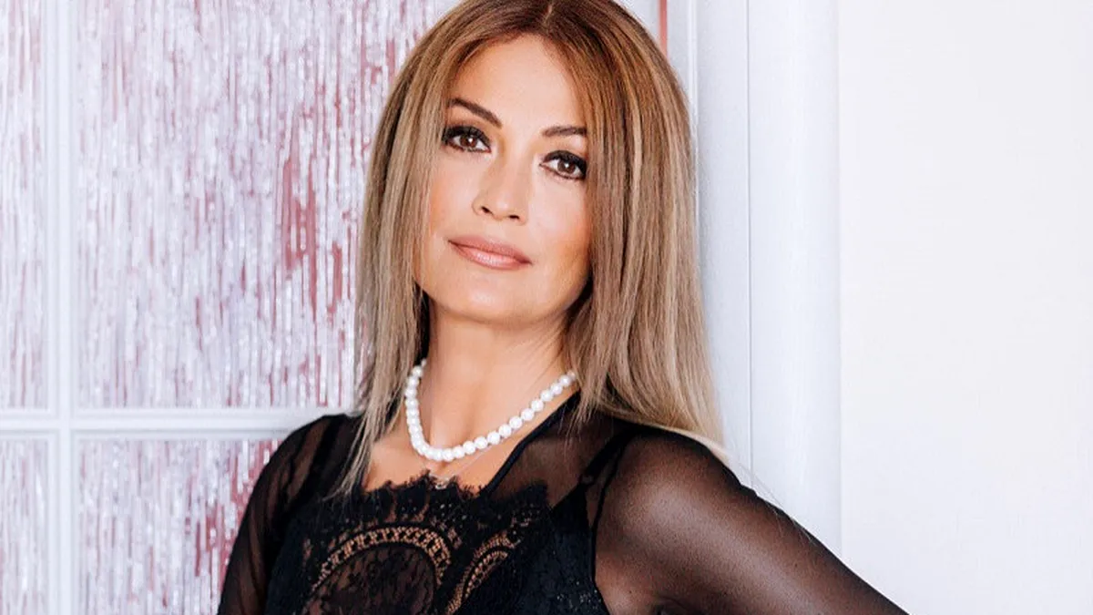 La 53 de ani, Anca Țurcașiu pozează sexy, pe pat: 