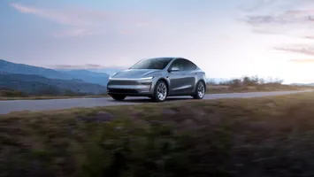 Tesla anunţă cele mai slabe rezultate din ultimii 3 ani, dar creşte puternic la bursă datorită unui articol de presă