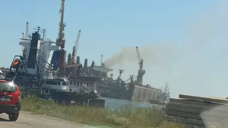 Un vapor a luat foc în șantierul naval Midia. Patru persoane ar fi rămas în interiorul navei