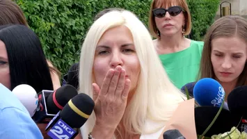 Elena Udrea: împărăteasa absolută a improvizației – totul despre parașutismul politic