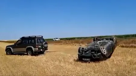 Șocant: oamenii opreau să facă poze cu mașina răsturnată, dar nimeni n-a ajutat victimele!(Video)