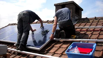 Tehnologie nouă pentru energie solară mai eficientă. Materialul care prelungește viața panourilor