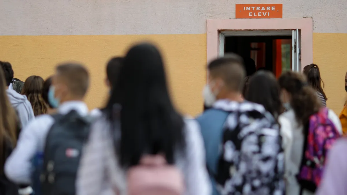 Ministerul a îndreptat eroarea: Elevii care renunță mai devreme la școala on-line și revin în bănci vor fi testați gratuit