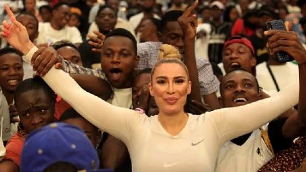 Sarah Dumitrescu, fiica Anamariei Prodan, și-a scos tricoul și a creat isterie în Congo