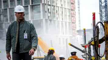 Jason Statham este „Un bărbat de onoare”. A renunţat la cariera de militar şi munceşte în construcţii