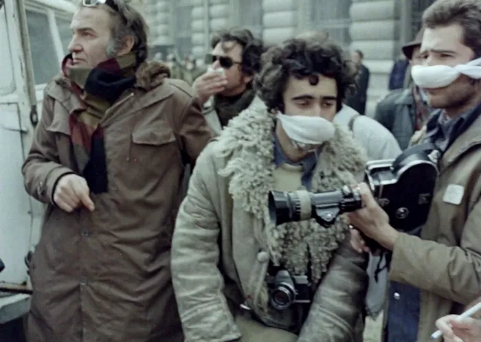 Emanoil Petruț, alături de echipa de filmare de la Sahia Film. În centru, regizorii Adrian Sârbu și Andrei Zincă