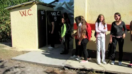 Realitatea „României Educate”: Una din patru școli nu are apă curentă, ori are WC-ul în curte