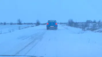 Iarnă pe șoselele din România: Accident grav cu un utilaj de deszăpezire pe DN6 și trafic îngreunat de ninsoare pe autostrăzi (VIDEO)