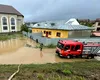 Mai multe locuințe și autoturisme, cuprinse de inundații. Județul în care s-a dezlănțuit natura (VIDEO)