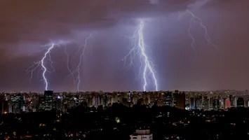 Cod Portocaliu de furtuni în București și Ilfov – posibil să cadă grindină
