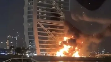 Simbolurile Dubaiului sub foc: Incendii la Burj Al Arab și Portul Jebel Ali (VIDEO)