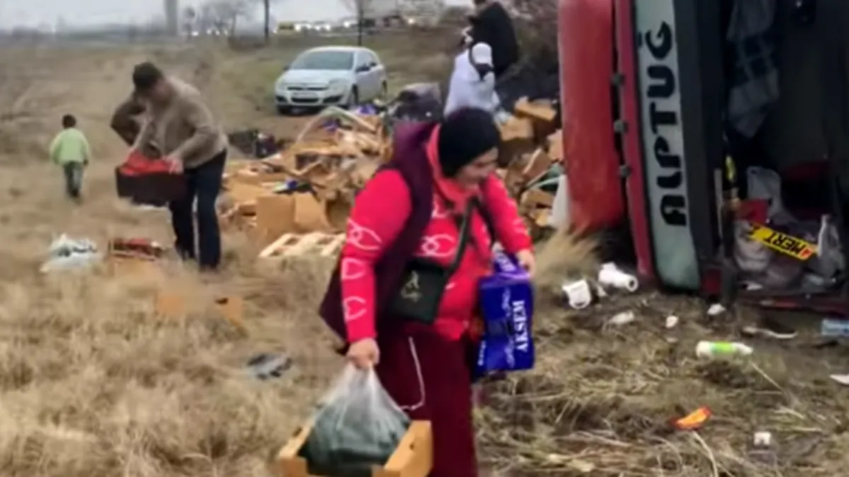 Cum devalizează buzoienii un tir cu legume din Turcia, răsturnat pe șosea (foto)
