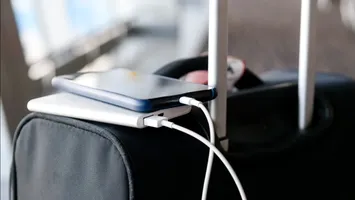 O companie aeriană interzice bateriile externe în avion. Care este motivul