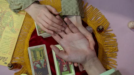 Proces cu „dimensiune supranaturală” între doi medici din Iași. Soțul acuză că pensia alimentară ar fi folosită pentru ritualuri ezoterice