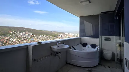 Noua modă: toaletă pe balcon. Apartamentul din Cluj care a făcut furori pe internet, liber pentru închiriere în perioada festivalului UNTOLD (VIDEO)