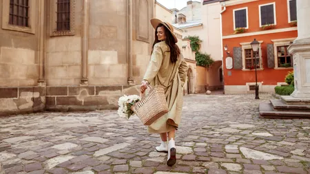 4 moduri de a accesoriza un trench: curele, eșarfe, genți