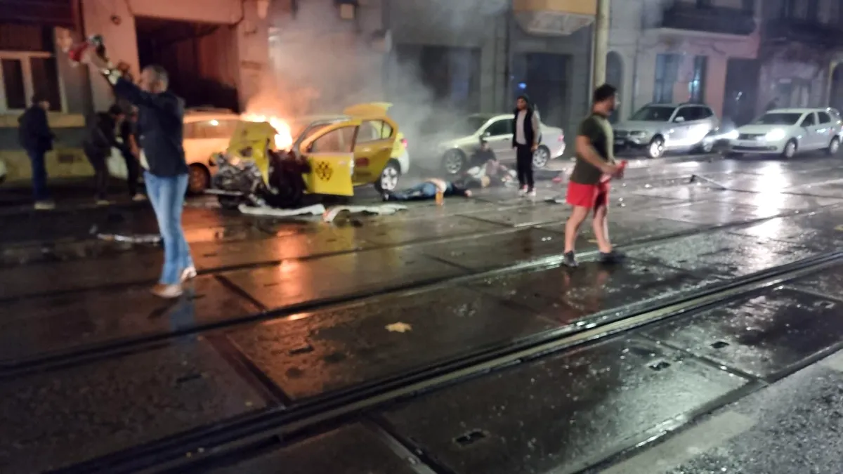 Un taxi a luat foc după ce a intrat într-un autobuz STB. O persoană este decedată, alte 4 la spital