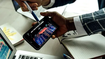 Obsesia lui Trump pentru Groenlanda prăbușește bursele. Scăderi masive în Europa și SUA pe fondul războiului tarifar