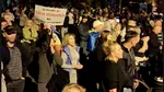 Susținătorii lui Călin Georgescu nu pleacă de la Arestul Central: a treia zi de proteste