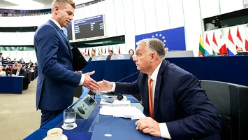 Pe jos pentru voturi. Peter Magyar, adversarul lui Orban, a ajuns în România