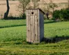 Toaletă în curte din cauza companiei de apă şi canal. Instanța a dispus plata de daune morale