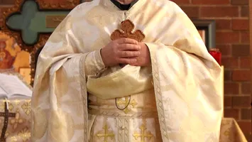 Preot anchetat penal după ce și-a agresat partenera și fiul adolescent. Ce spune Biserica