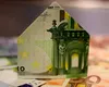 Fuga banilor, tăcerea pieței și vocea amară a realității