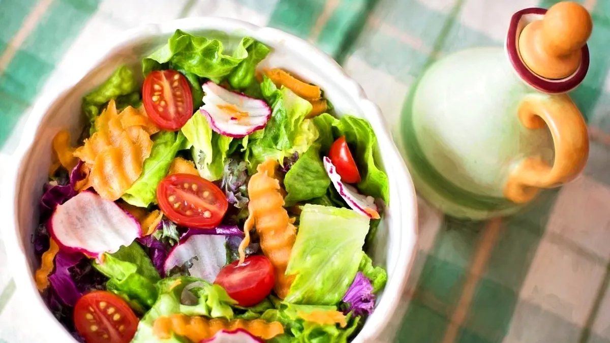 Acest ingredient din salată distruge silueta. Medic: Îngrașă mai tare decât untul și slănina!