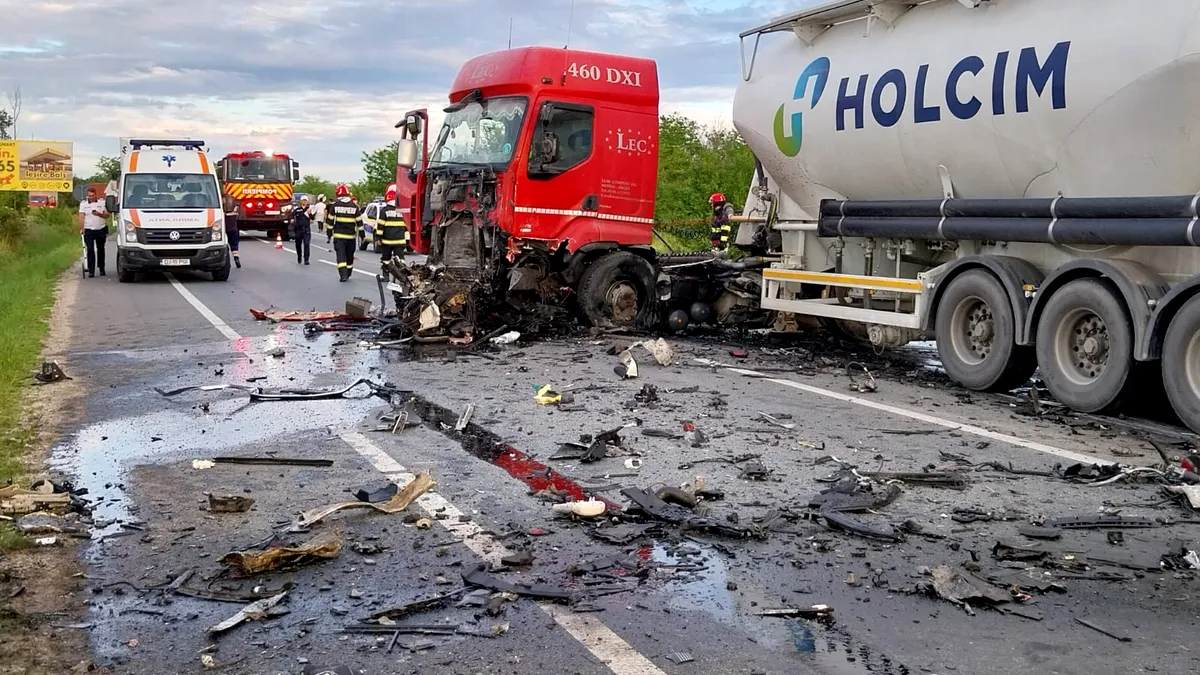 Accident grav pe Centura de Nord a Craiovei. Două persoane au murit pe loc. Mașina s-a făcut praf!