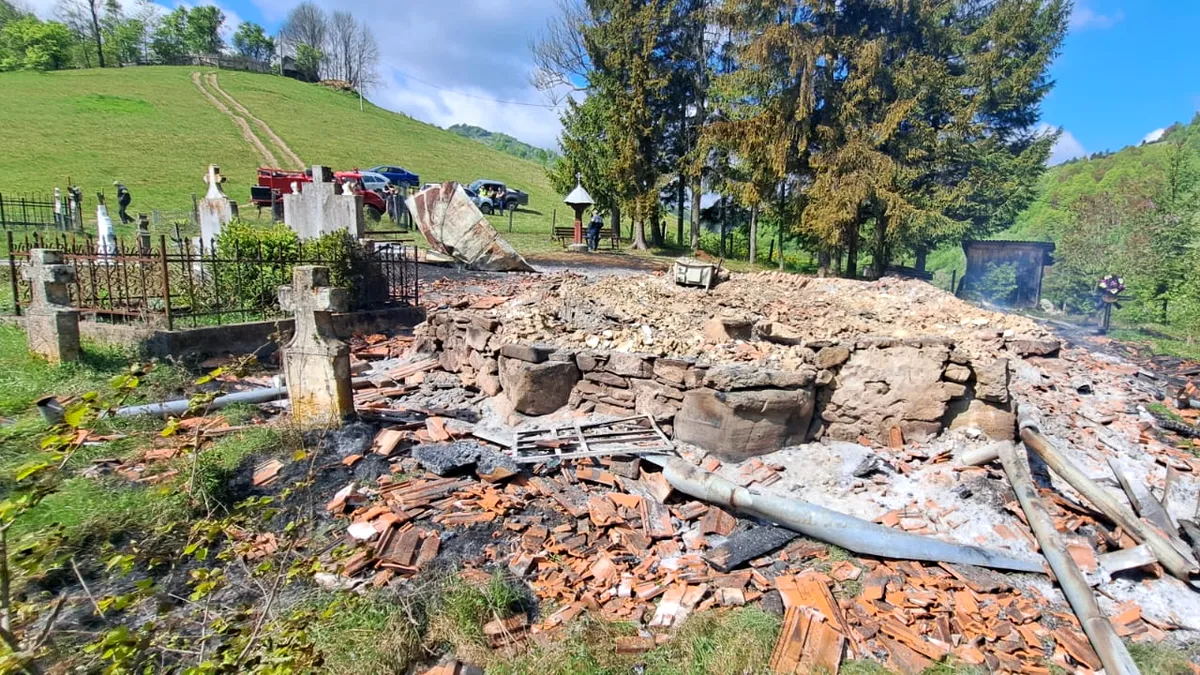 Tragedie în noaptea de Înviere! Biserica din 1878 s-a făcut scrum FOTO