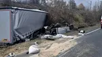Accident grav pe DN6: au fost implicate un TIR și un microbuz. Trei morți și un rănit (VIDEO)