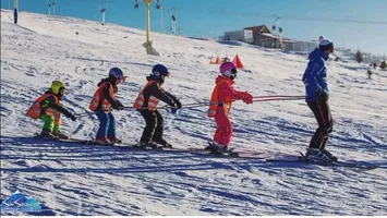 Cea mai lungă pârtie de schi din România s-a deschis la Straja. Peste 8 kilometri de coborâre continuă