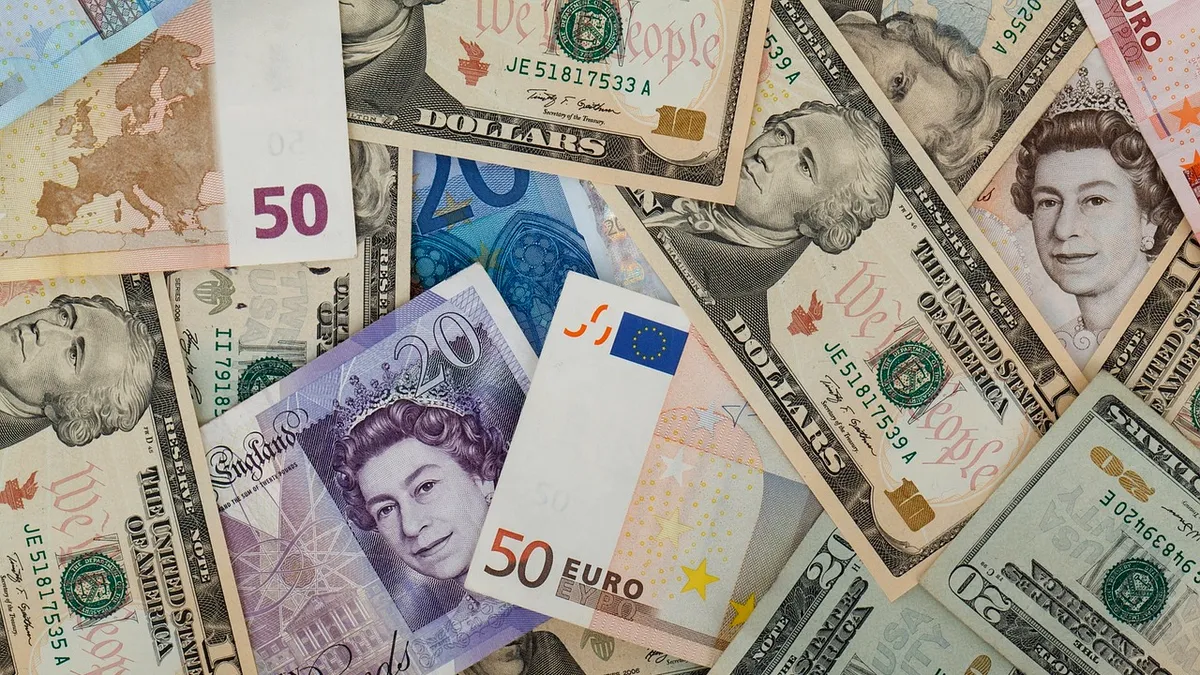 Dolarul îşi revine față de euro înainte de discursul şefului Rezervei Federale, de vineri