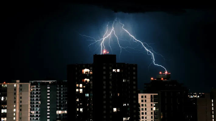 ALERTĂ METEO. Cod galben emis de ANM: furtuni și vânt puternic în sud și est. Când expiră avertizările