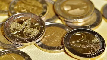 Euro, dincolo de mituri: Cât ne costă anual „suveranitatea” monetară și de ce dobânzile mai mici sunt tot mai greu de ignorat