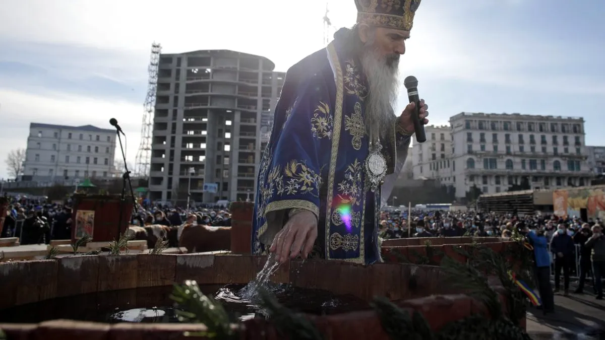 Sărbătoare: Câte sticle cu apă sfințită pentru Bobotează a pregătit Biserica Tomisului și unde se va desfășura totul