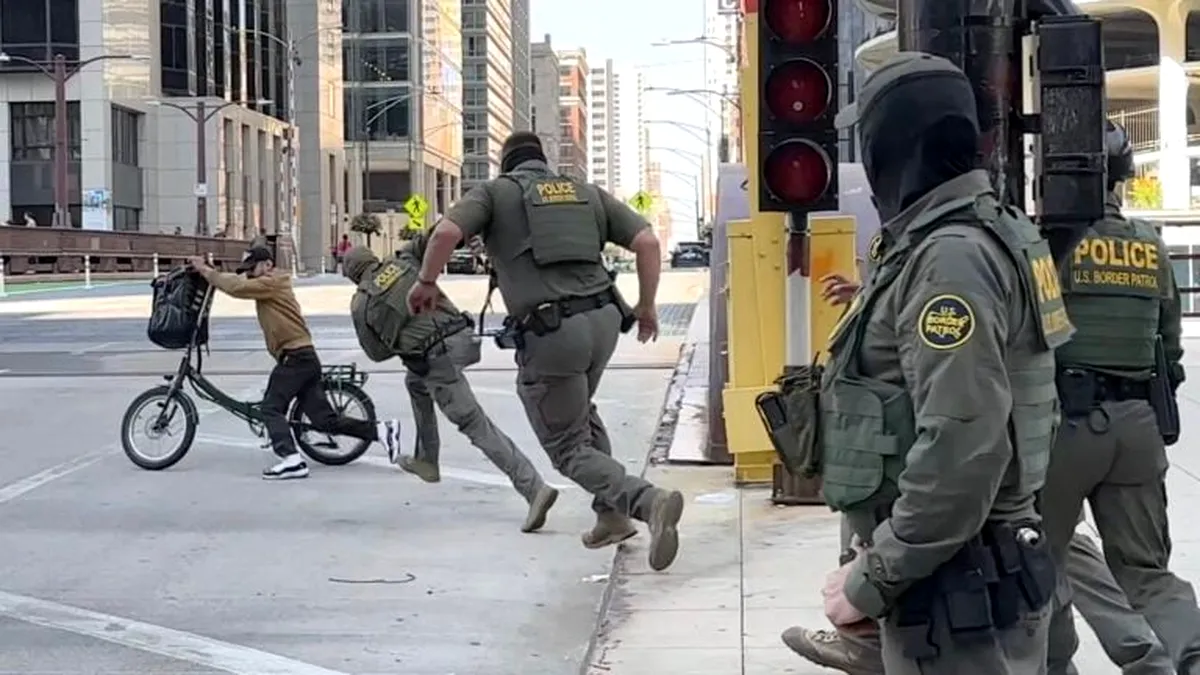 Un biciclist umilește 10 agenți federali în centrul Chicago! Imagini virale