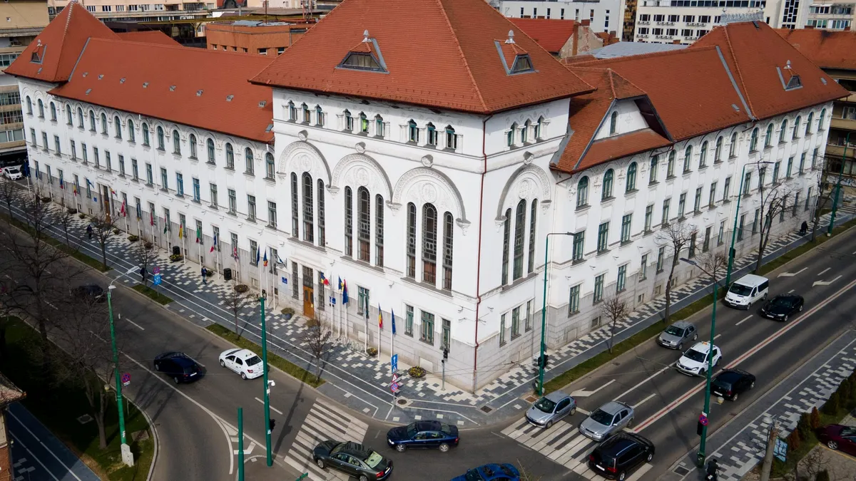O fostă șefă de serviciu, cercetată de DNA, trebuie reangajată în Primăria Timișoara