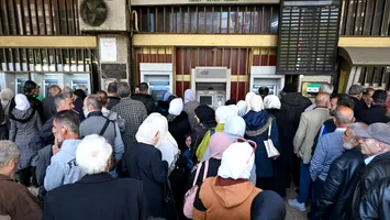 Criză de numerar: țara unde oamenii stau la coadă și o zi întreagă pentru a-și lua salariile