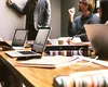 Românii caută joburi mai mult ca oricând, dar sunt tot mai puține oferte. Entry-level domină, IT-ul frânează