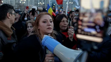 Senatoarea Șoșoacă, experiment halucinant la protest. Sacul negru în care sunt puși cei care mor de COVID-19