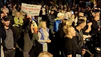Susținătorii lui Călin Georgescu nu pleacă de la Arestul Central: a treia zi de proteste