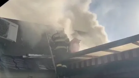 Incendiu devastator la un complex comercial din Ploiești. A fost emis mesaj RO-Alert