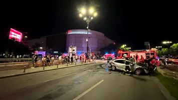 Accident grav în centrul Capitalei: Coliziune între un microbuz și un autoturism, 12 răniți 
