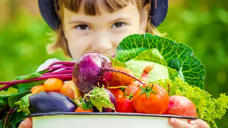 Școala smart din România, unde elevii învață să înlocuiască chipsurile cu legume și fructe