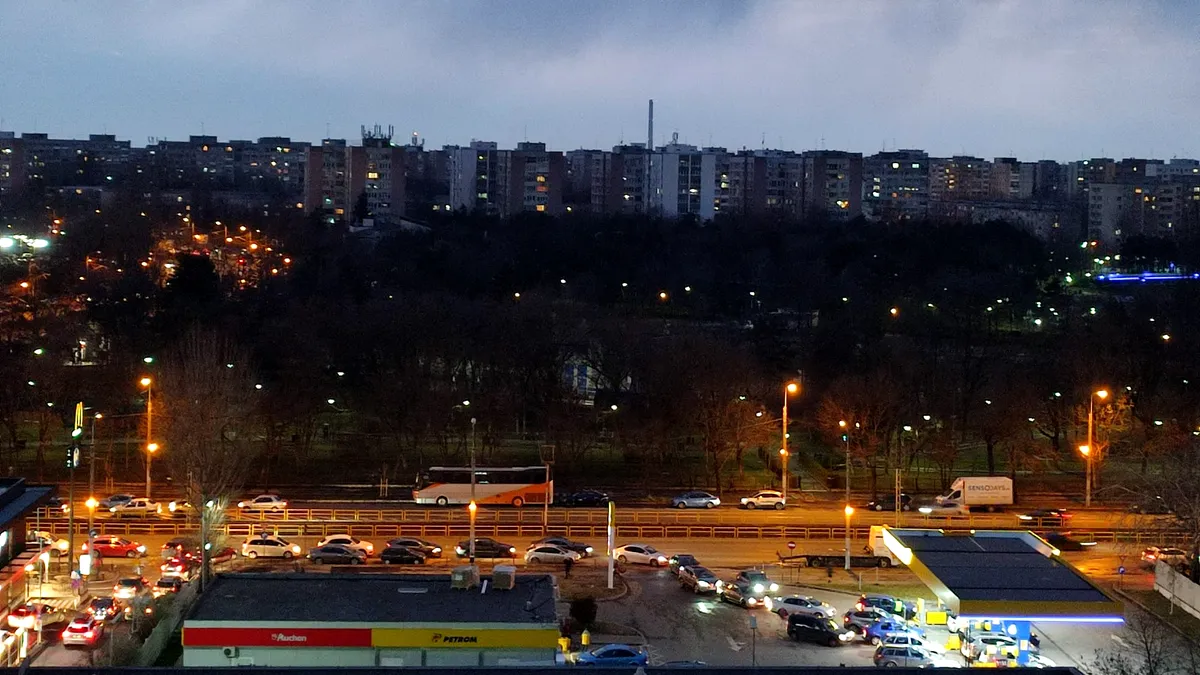 Panică la benzinării și cozi de kilometri, de frică că prețul carburanților va trece de 10 lei pe litru VIDEO