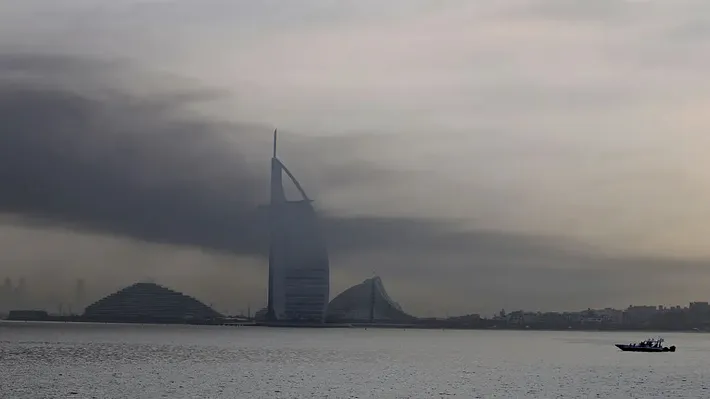 Sute de arestări în Dubai pentru fotografii cu atacurile iraniene: Cum a spulberat războiul fațada liberală a „celui mai sigur oraș”