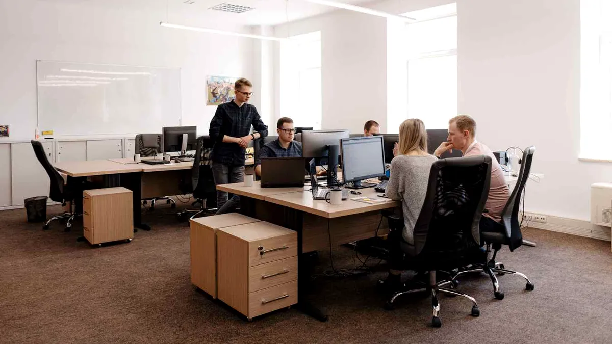 Piața muncii intră într-o nouă eră. Un instrument centralizează salariile și beneficiile oferite de angajatori