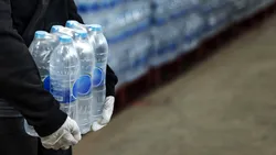 Setea de bani dă idei. Statul vrea să-şi facă fabrică de îmbuteliat apă şi plănuieşte să o vândă ieftin