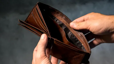 Românii strâng cureaua drastic. Consumul, în cădere liberă: „Blocajul financiar se agravează de la o zi la alta”